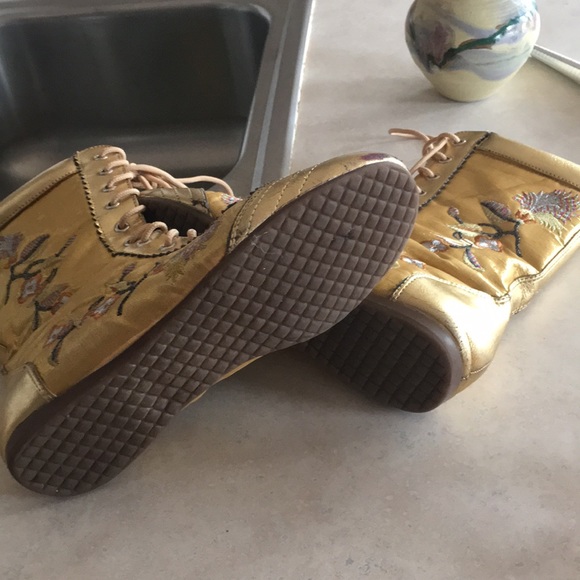 Gold Embroidered Shoes - Picture 4 of 4